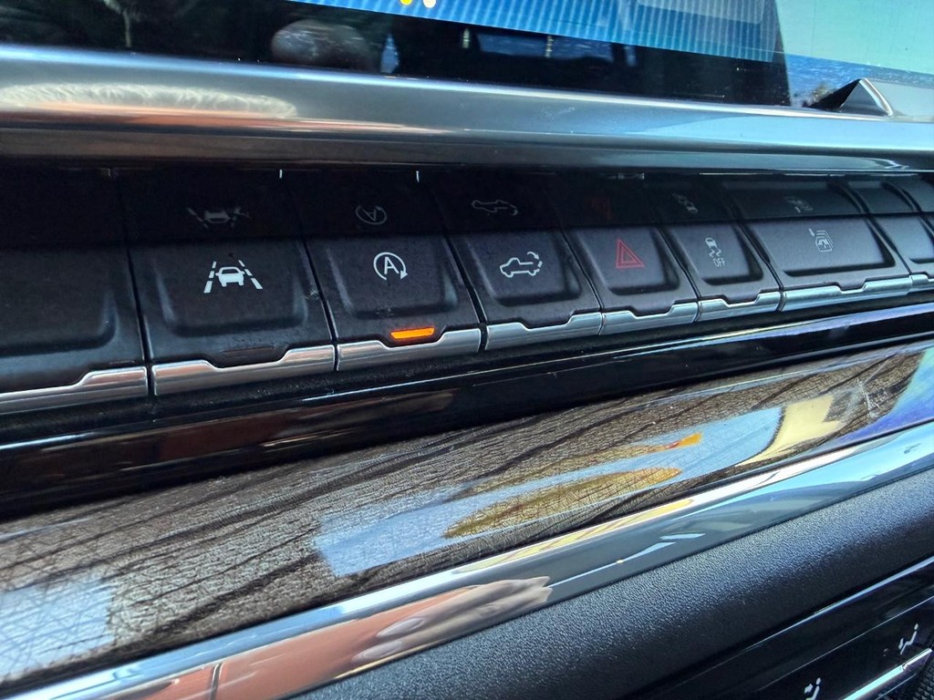 Chevrolet Silverado 1500 Vehicle Full-screen Gallery Image 35