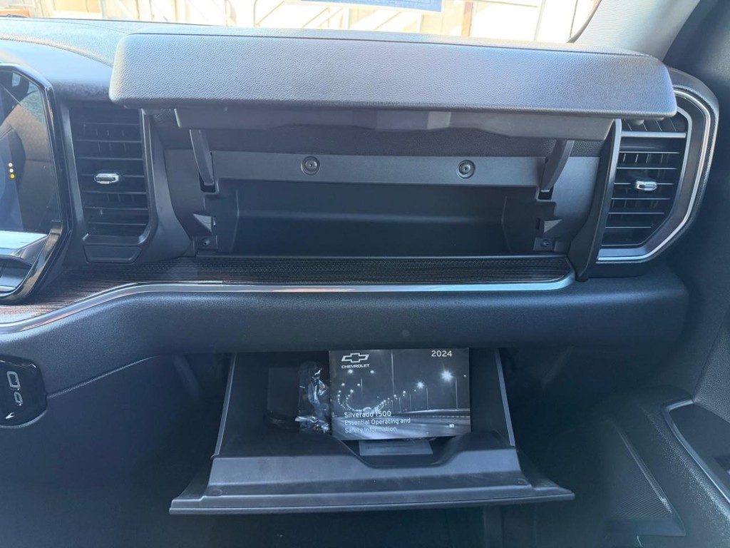 Chevrolet Silverado 1500 Vehicle Full-screen Gallery Image 37