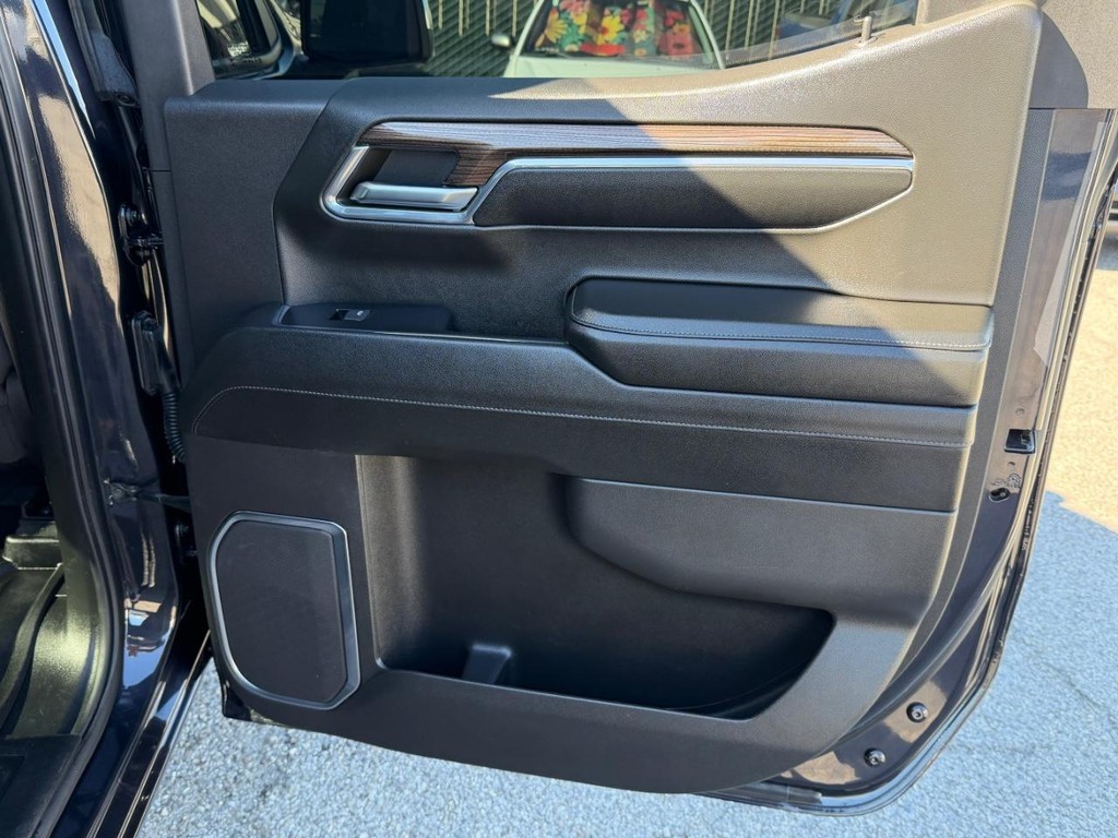 Chevrolet Silverado 1500 Vehicle Full-screen Gallery Image 39