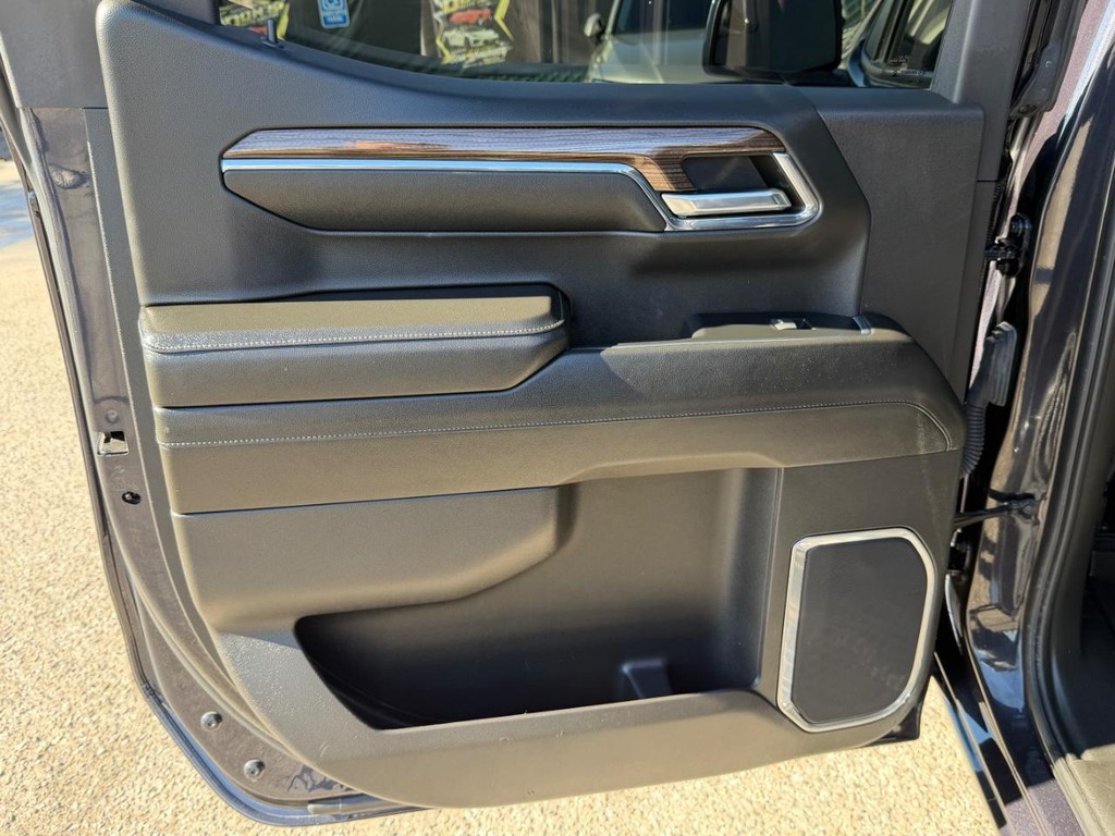 Chevrolet Silverado 1500 Vehicle Full-screen Gallery Image 41