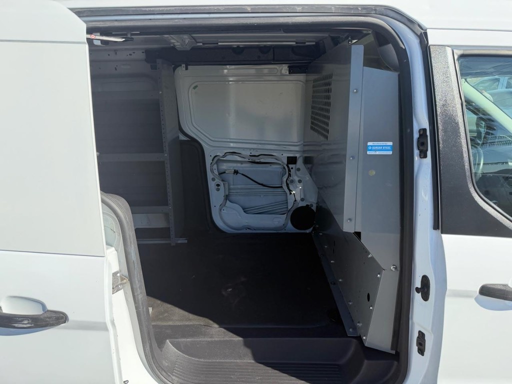 Ford Transit Connect Vehicle Full-screen Gallery Image 19