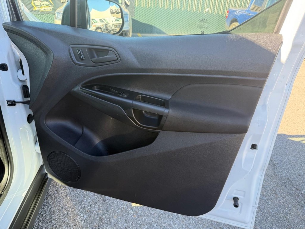 Ford Transit Connect Vehicle Full-screen Gallery Image 30