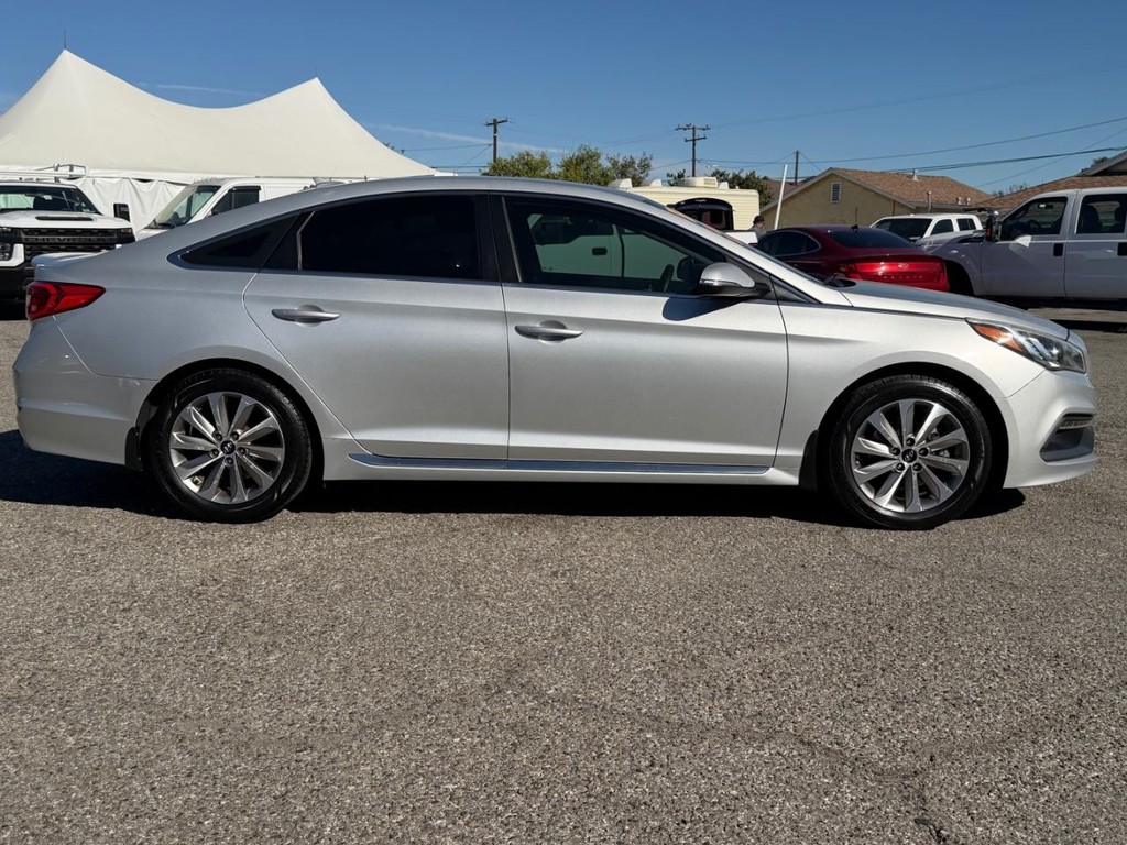 Hyundai Sonata Vehicle Full-screen Gallery Image 05