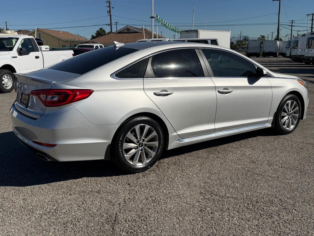 Hyundai Sonata Vehicle Full-screen Gallery Image 06