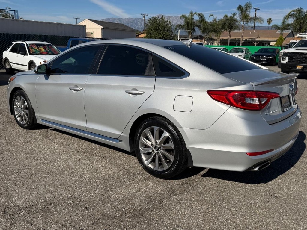 Hyundai Sonata Vehicle Full-screen Gallery Image 09