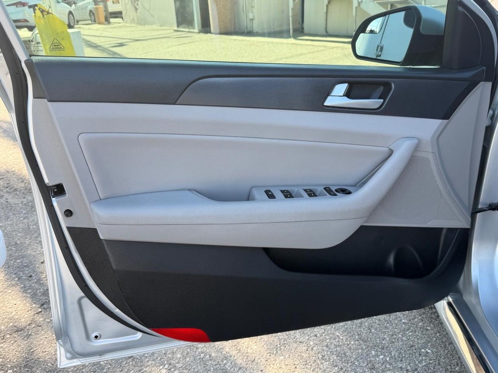 Hyundai Sonata Vehicle Full-screen Gallery Image 15