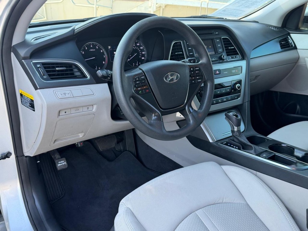 Hyundai Sonata Vehicle Full-screen Gallery Image 16