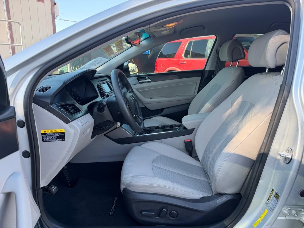 Hyundai Sonata Vehicle Full-screen Gallery Image 17