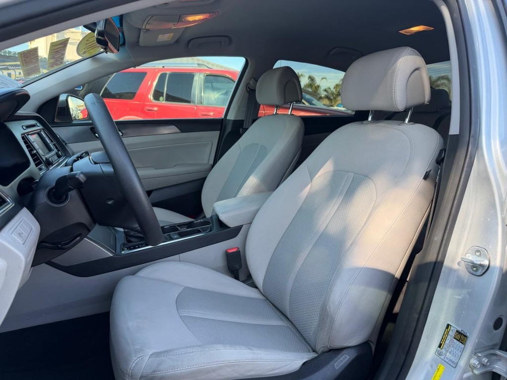 Hyundai Sonata Vehicle Full-screen Gallery Image 18