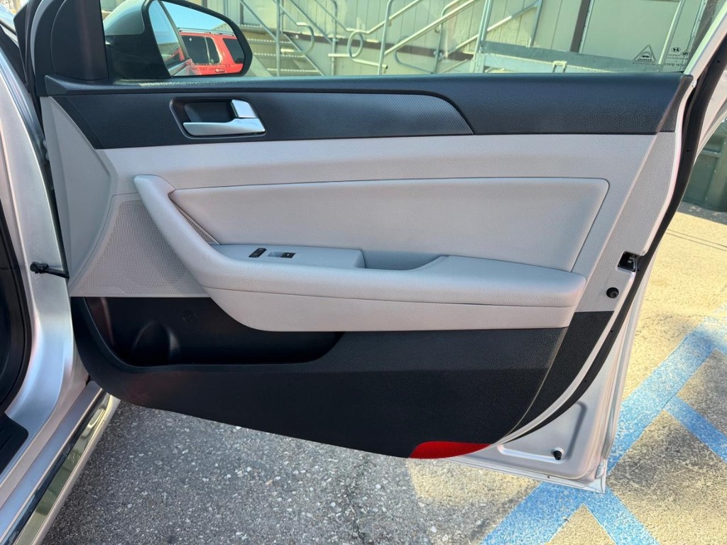 Hyundai Sonata Vehicle Full-screen Gallery Image 19