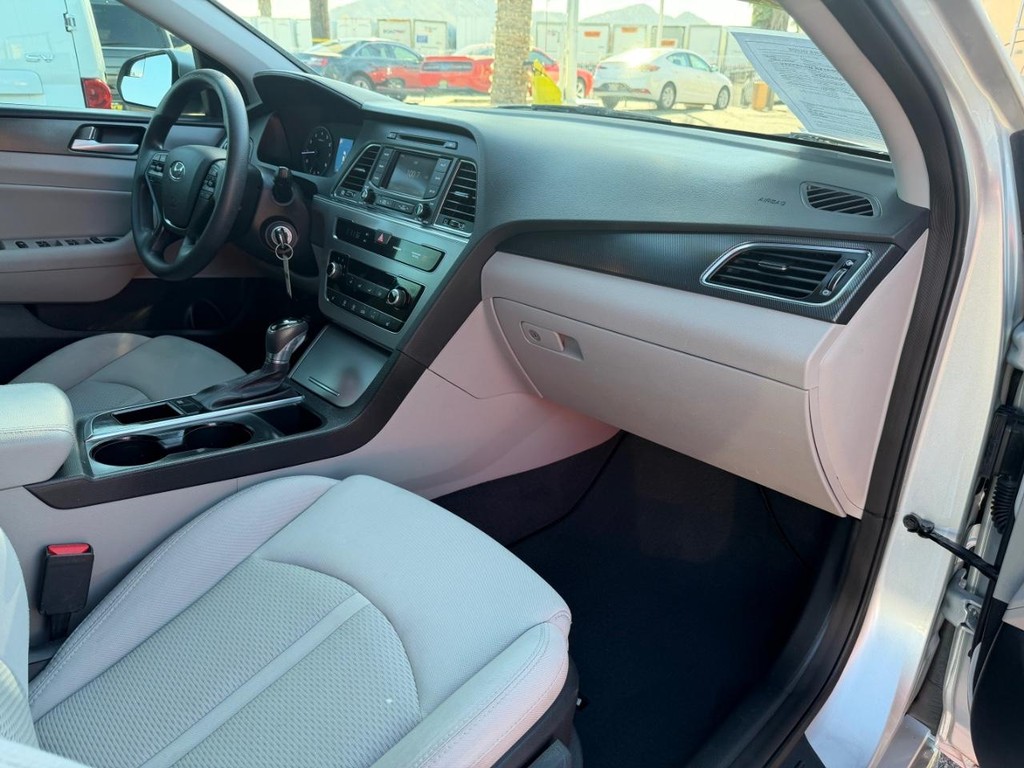 Hyundai Sonata Vehicle Full-screen Gallery Image 20