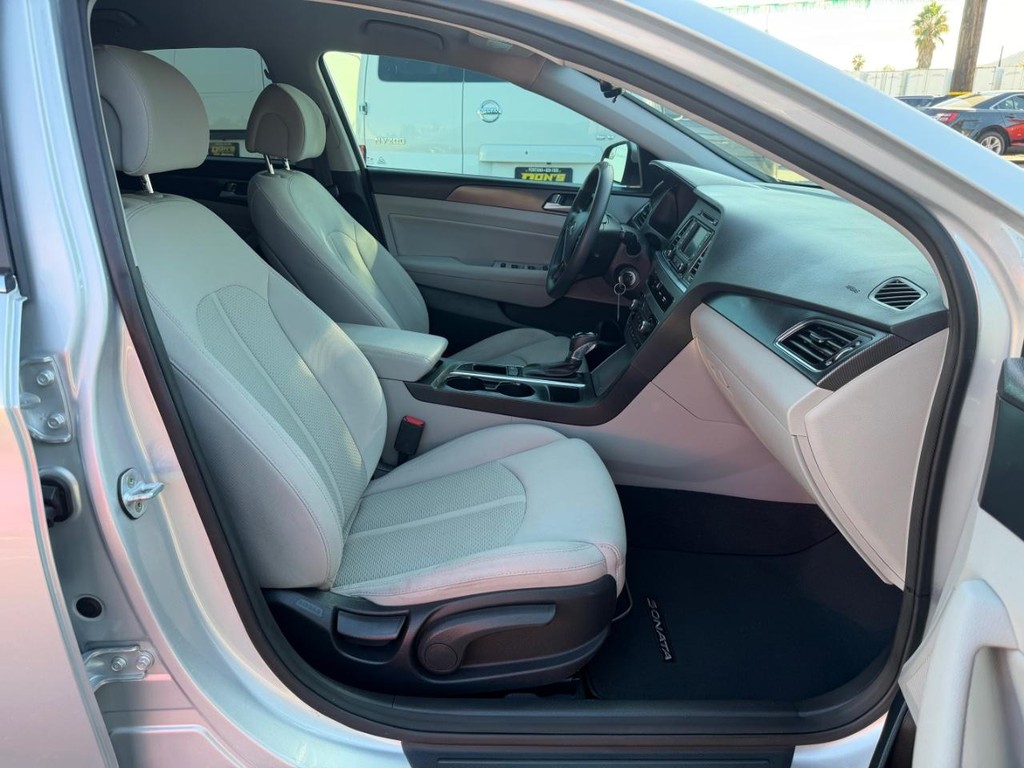 Hyundai Sonata Vehicle Full-screen Gallery Image 21