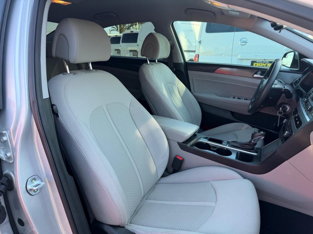 Hyundai Sonata Vehicle Full-screen Gallery Image 22