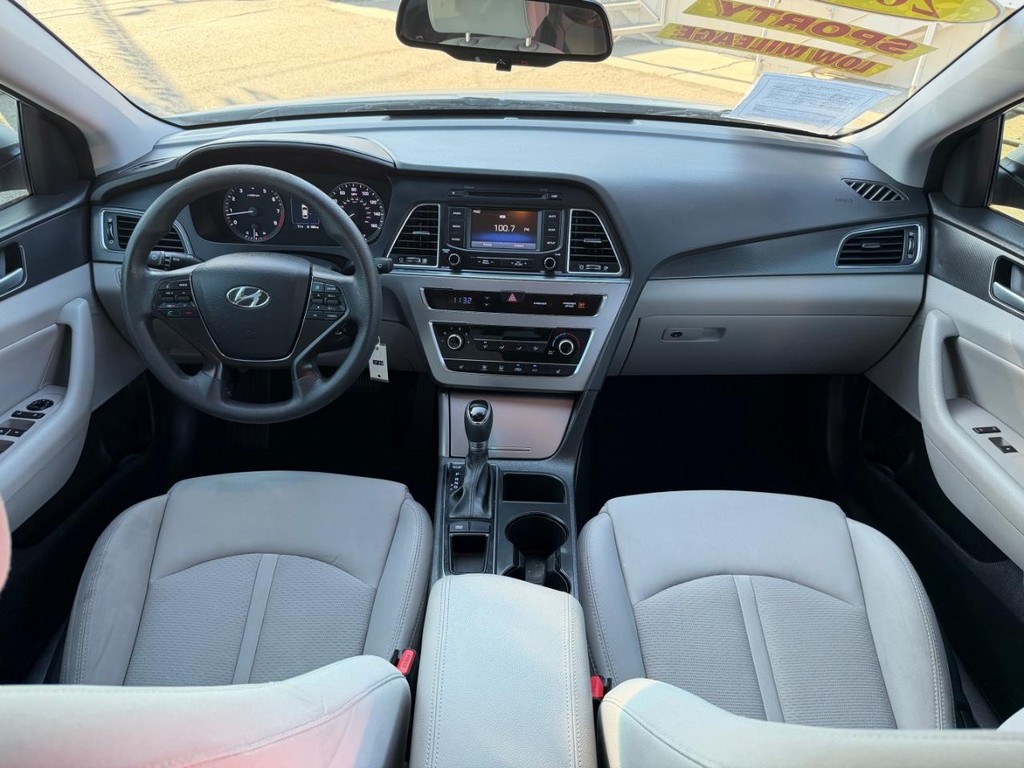 Hyundai Sonata Vehicle Full-screen Gallery Image 23