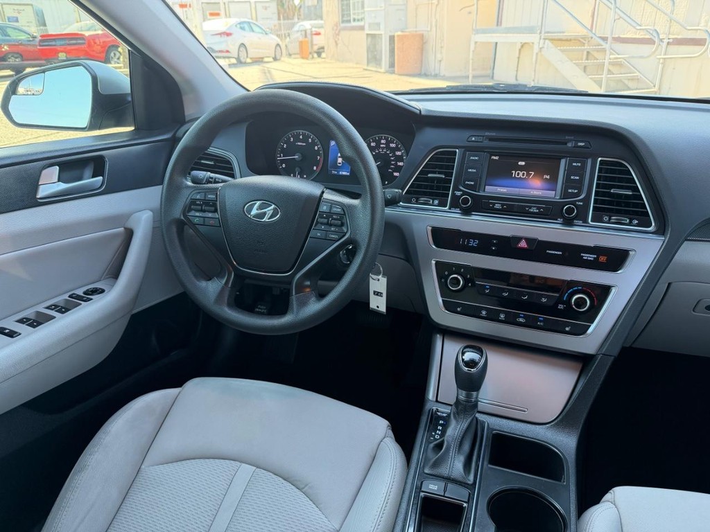 Hyundai Sonata Vehicle Full-screen Gallery Image 24