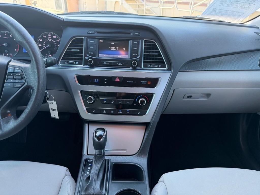 Hyundai Sonata Vehicle Full-screen Gallery Image 25