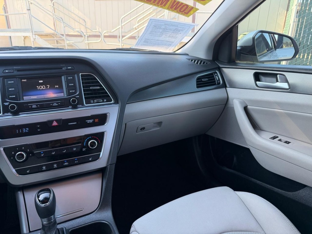 Hyundai Sonata Vehicle Full-screen Gallery Image 26