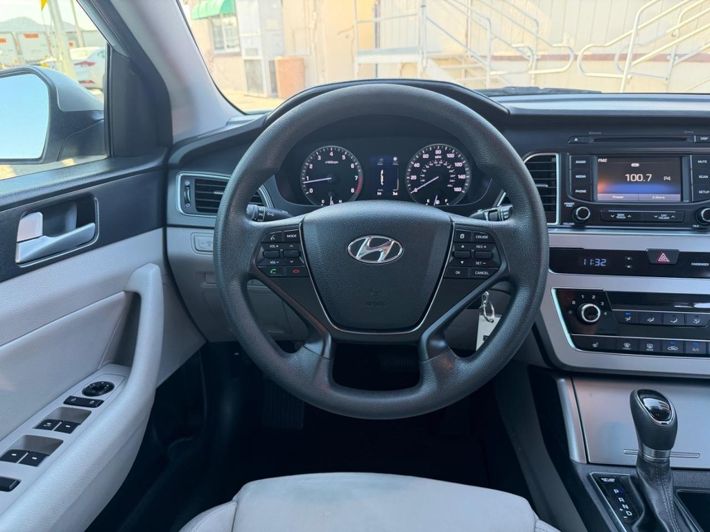 Hyundai Sonata Vehicle Full-screen Gallery Image 27