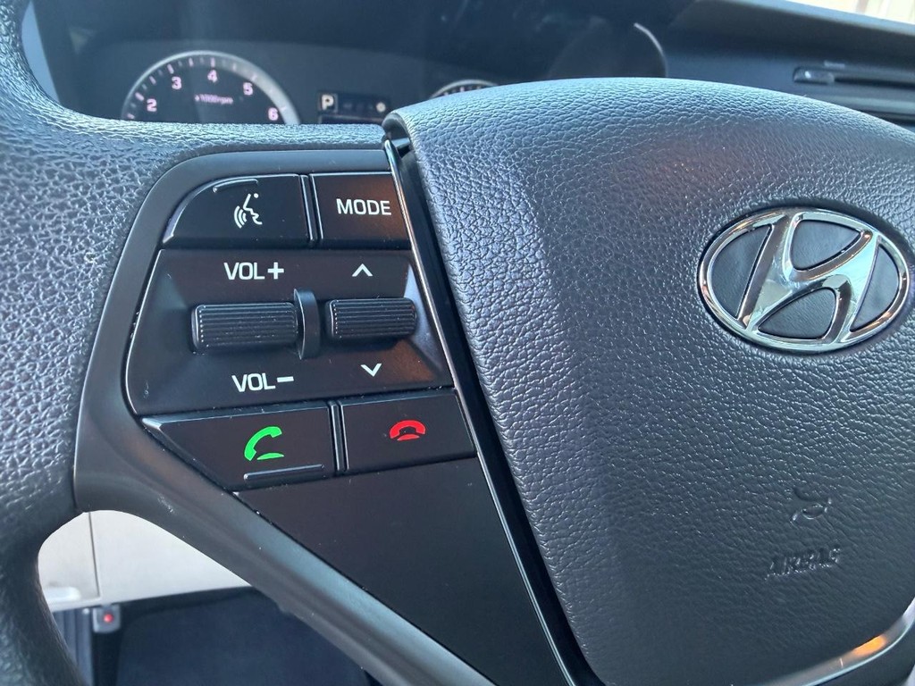 Hyundai Sonata Vehicle Full-screen Gallery Image 28