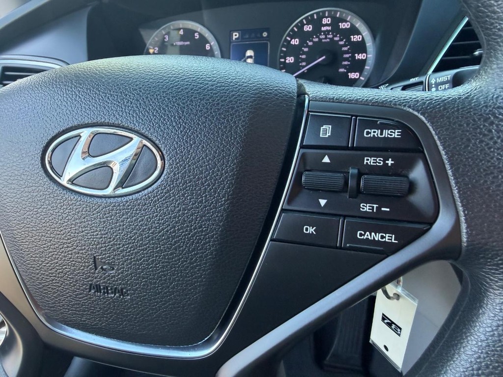 Hyundai Sonata Vehicle Full-screen Gallery Image 29