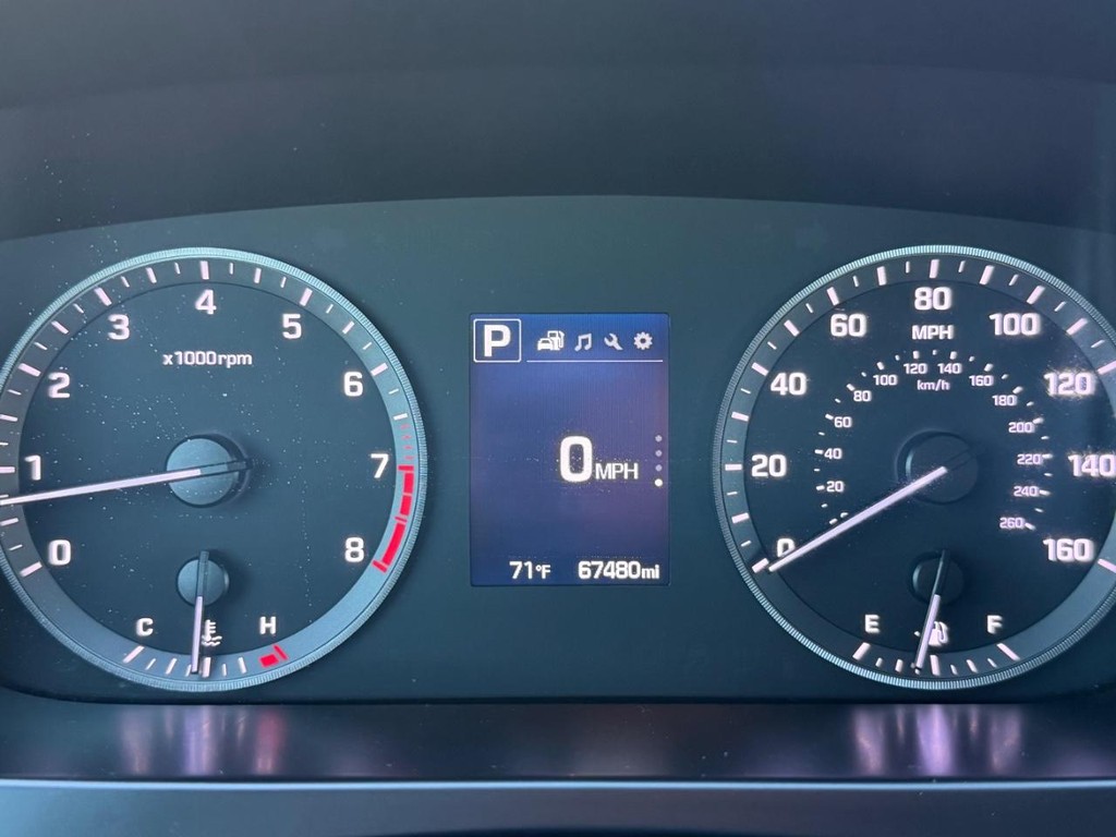 Hyundai Sonata Vehicle Full-screen Gallery Image 30