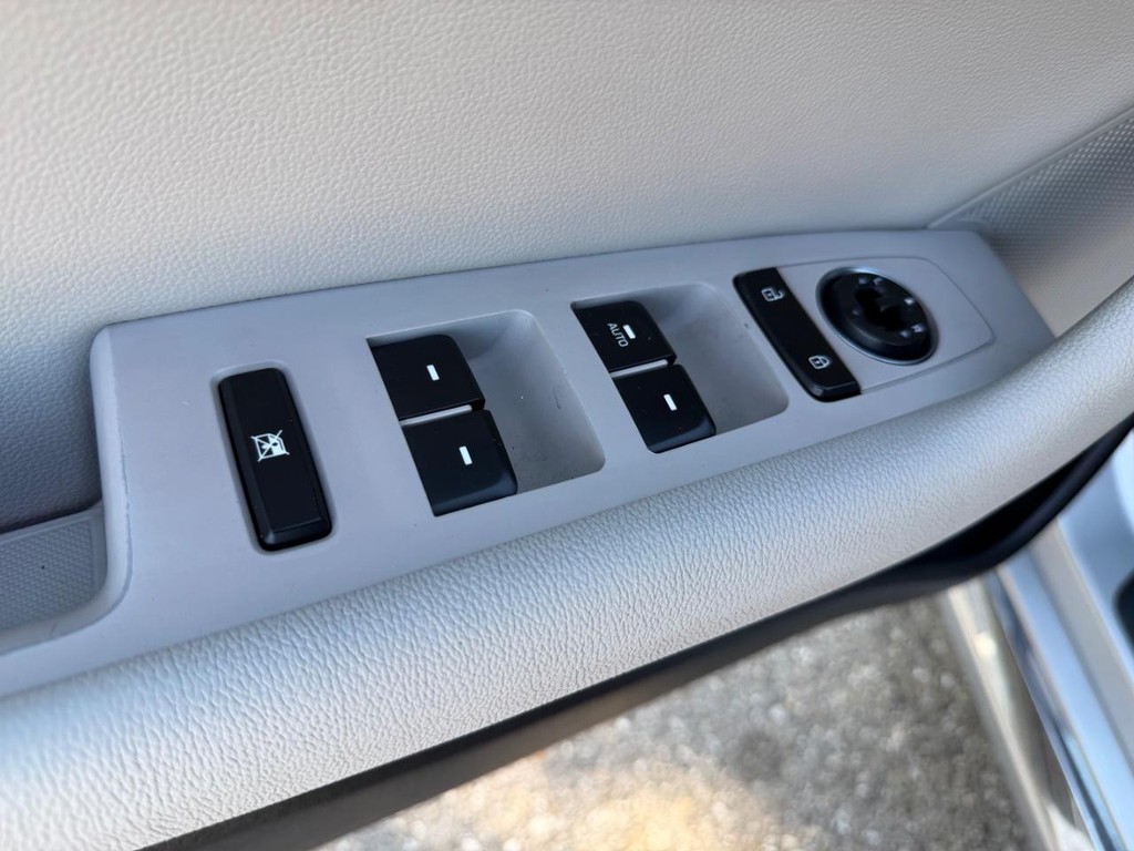 Hyundai Sonata Vehicle Full-screen Gallery Image 31