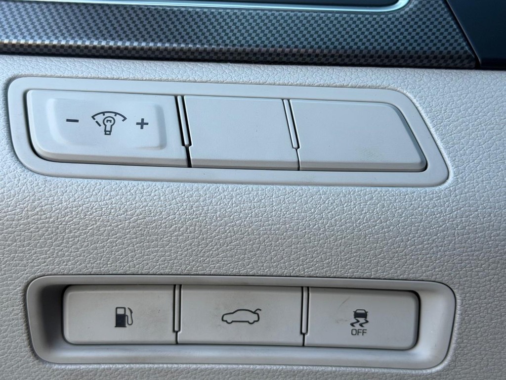 Hyundai Sonata Vehicle Full-screen Gallery Image 32