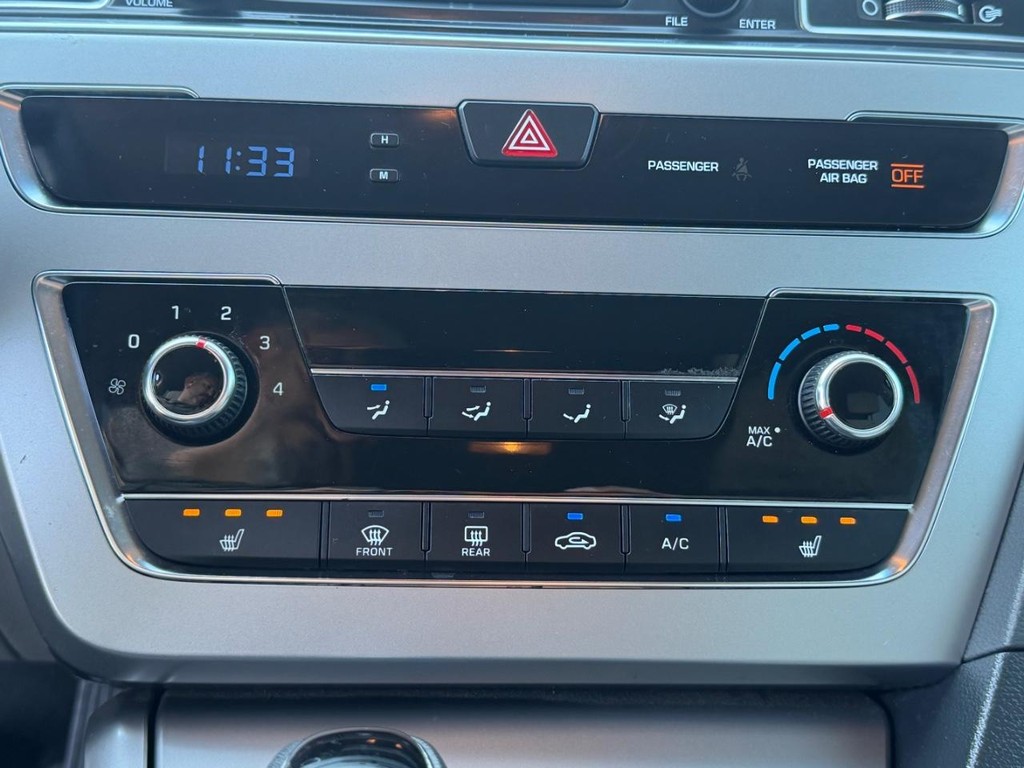 Hyundai Sonata Vehicle Full-screen Gallery Image 33