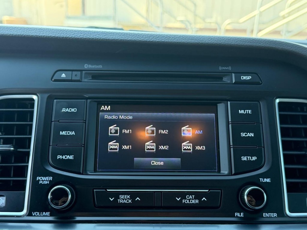 Hyundai Sonata Vehicle Full-screen Gallery Image 34