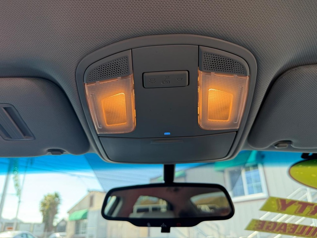 Hyundai Sonata Vehicle Full-screen Gallery Image 35