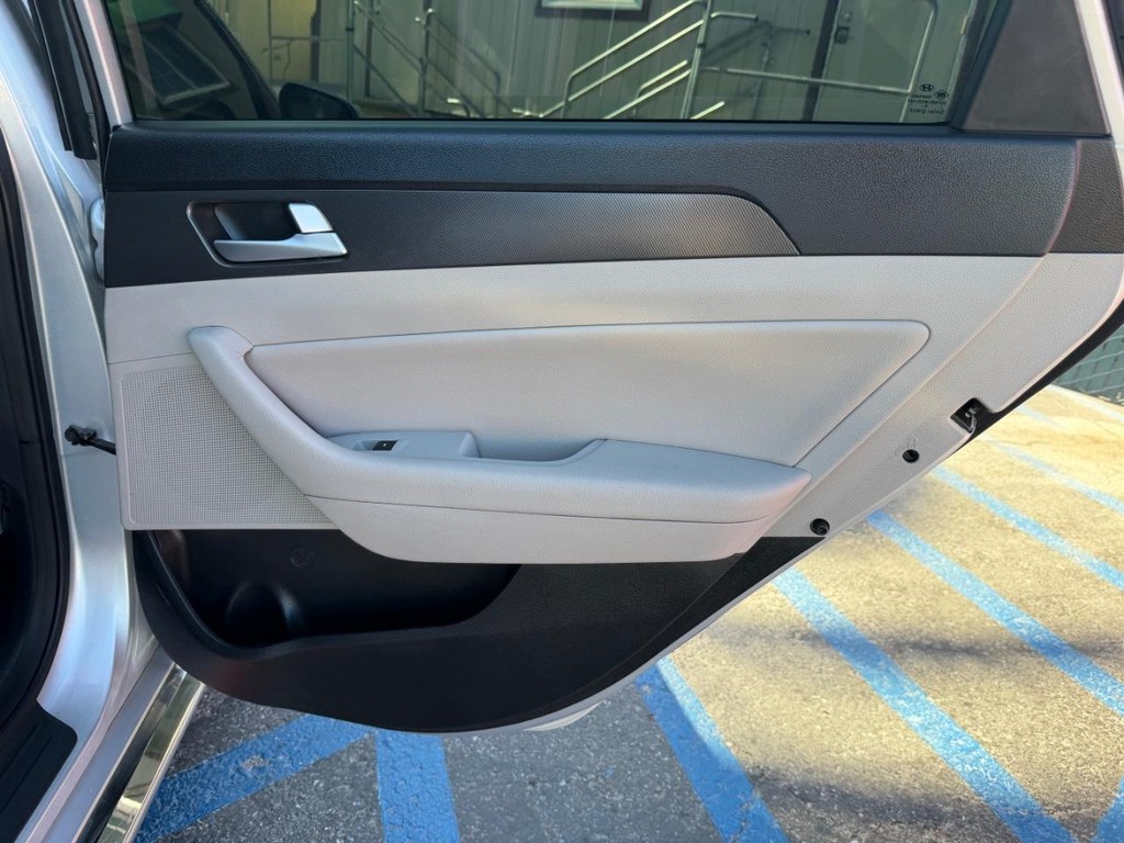 Hyundai Sonata Vehicle Full-screen Gallery Image 36