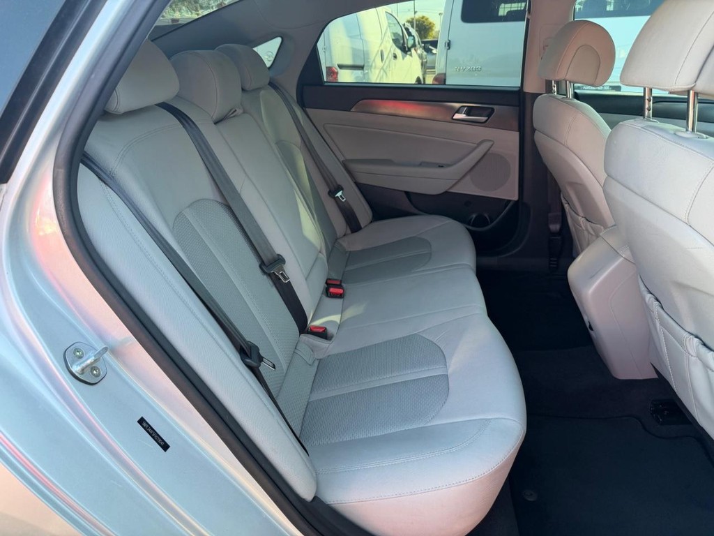 Hyundai Sonata Vehicle Full-screen Gallery Image 37