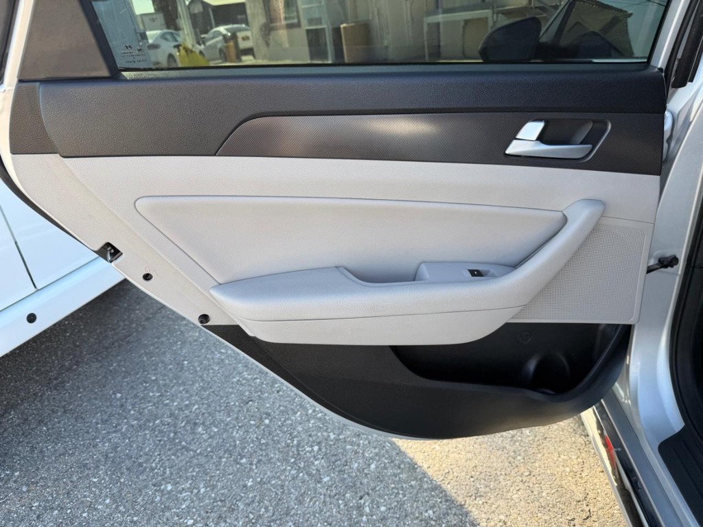 Hyundai Sonata Vehicle Full-screen Gallery Image 38