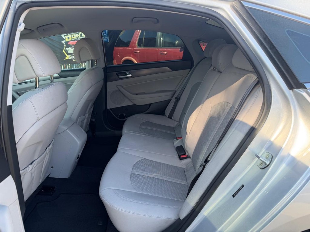 Hyundai Sonata Vehicle Full-screen Gallery Image 39