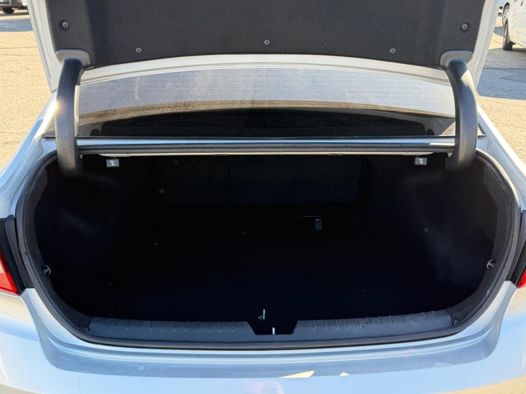 Hyundai Sonata Vehicle Full-screen Gallery Image 41