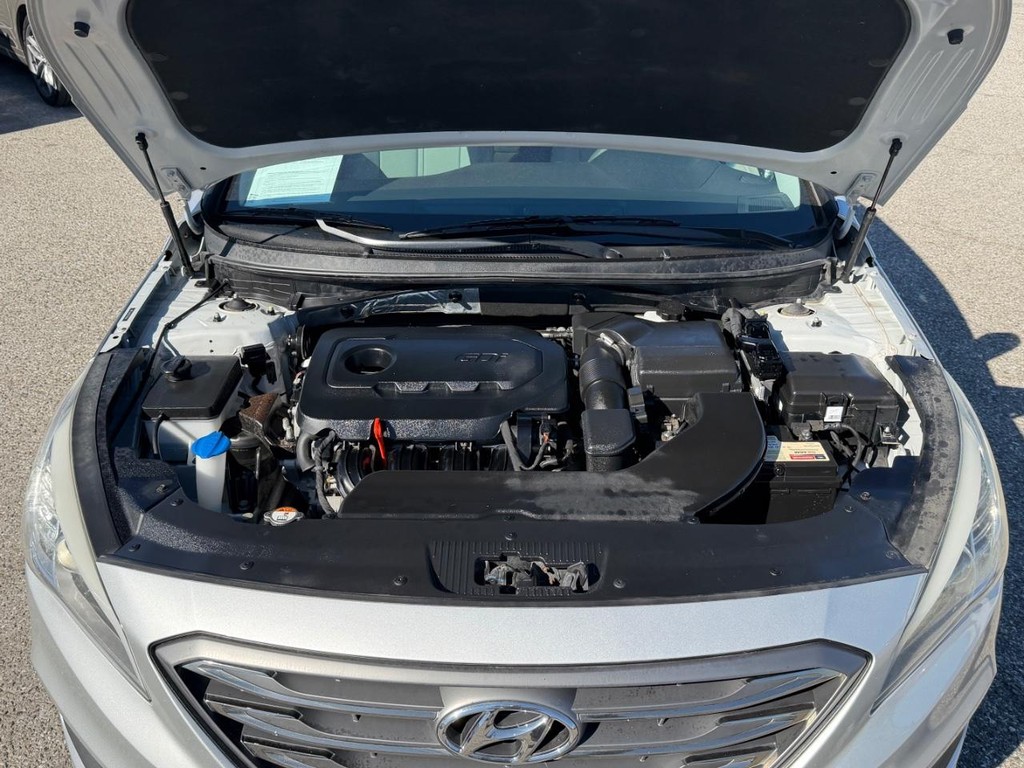 Hyundai Sonata Vehicle Full-screen Gallery Image 42