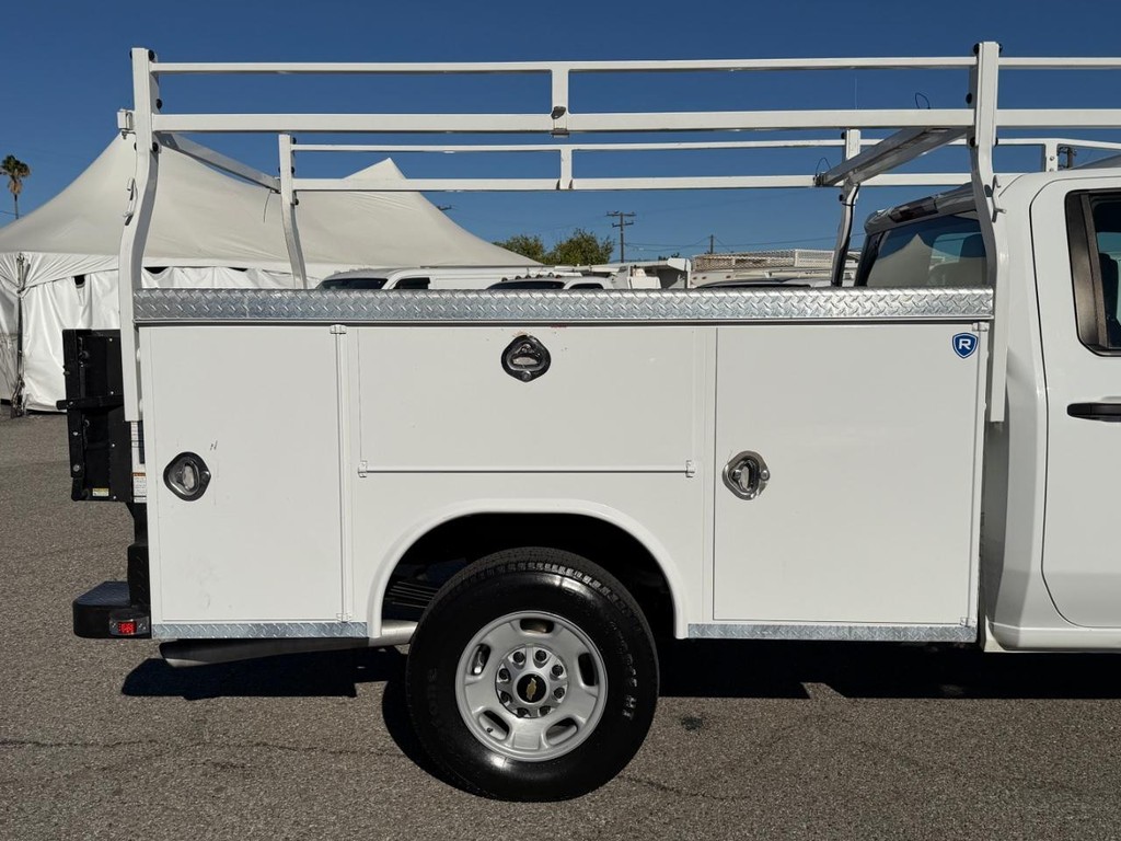 Chevrolet Silverado 2500HD Vehicle Full-screen Gallery Image 15