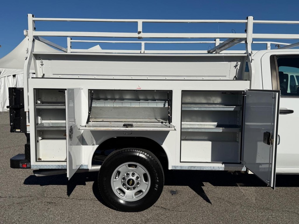 Chevrolet Silverado 2500HD Vehicle Full-screen Gallery Image 16