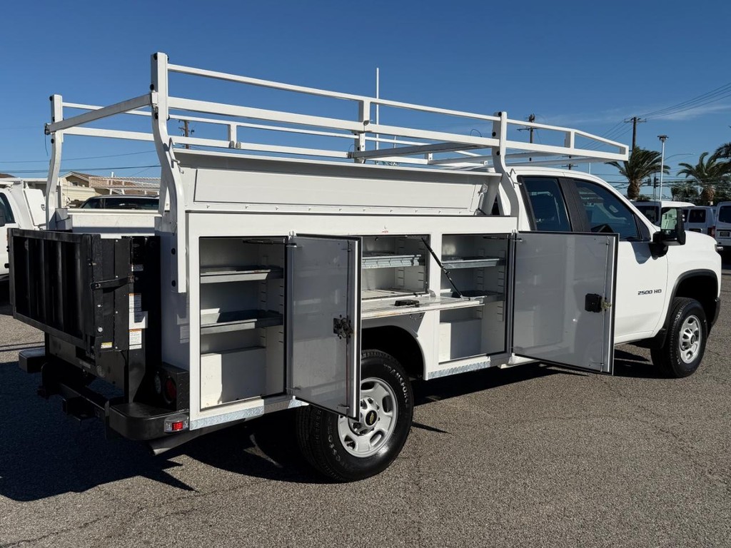 Chevrolet Silverado 2500HD Vehicle Full-screen Gallery Image 17