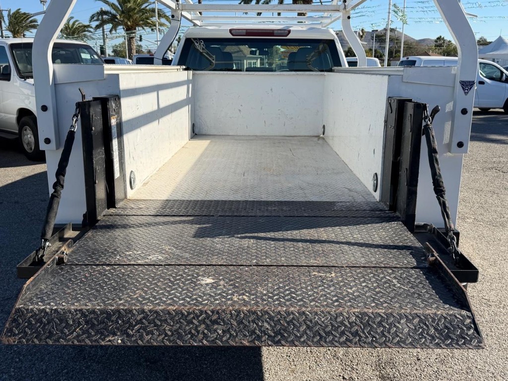 Chevrolet Silverado 2500HD Vehicle Full-screen Gallery Image 28