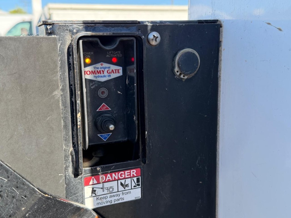 Chevrolet Silverado 2500HD Vehicle Full-screen Gallery Image 30