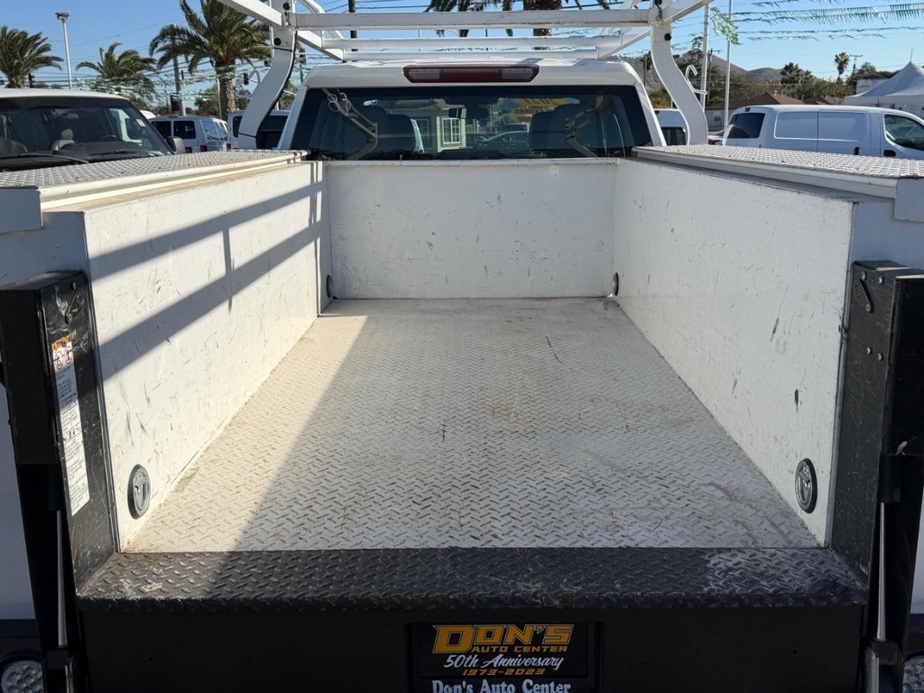 Chevrolet Silverado 2500HD Vehicle Full-screen Gallery Image 31