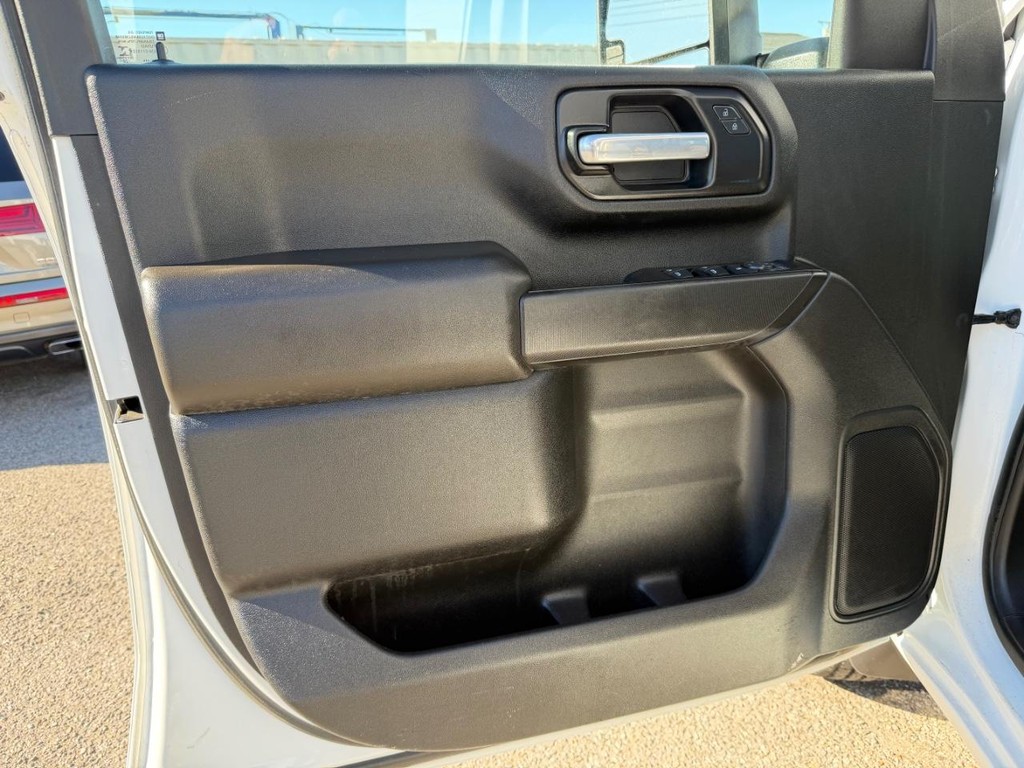 Chevrolet Silverado 2500HD Vehicle Full-screen Gallery Image 32