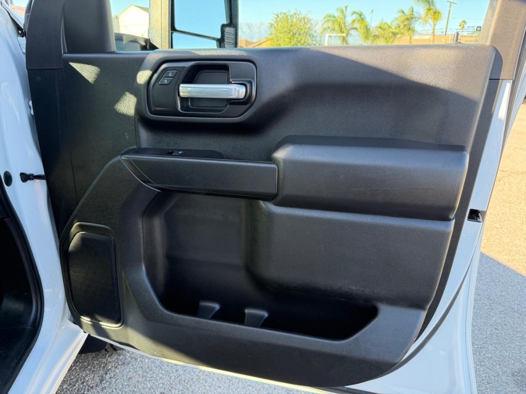 Chevrolet Silverado 2500HD Vehicle Full-screen Gallery Image 36