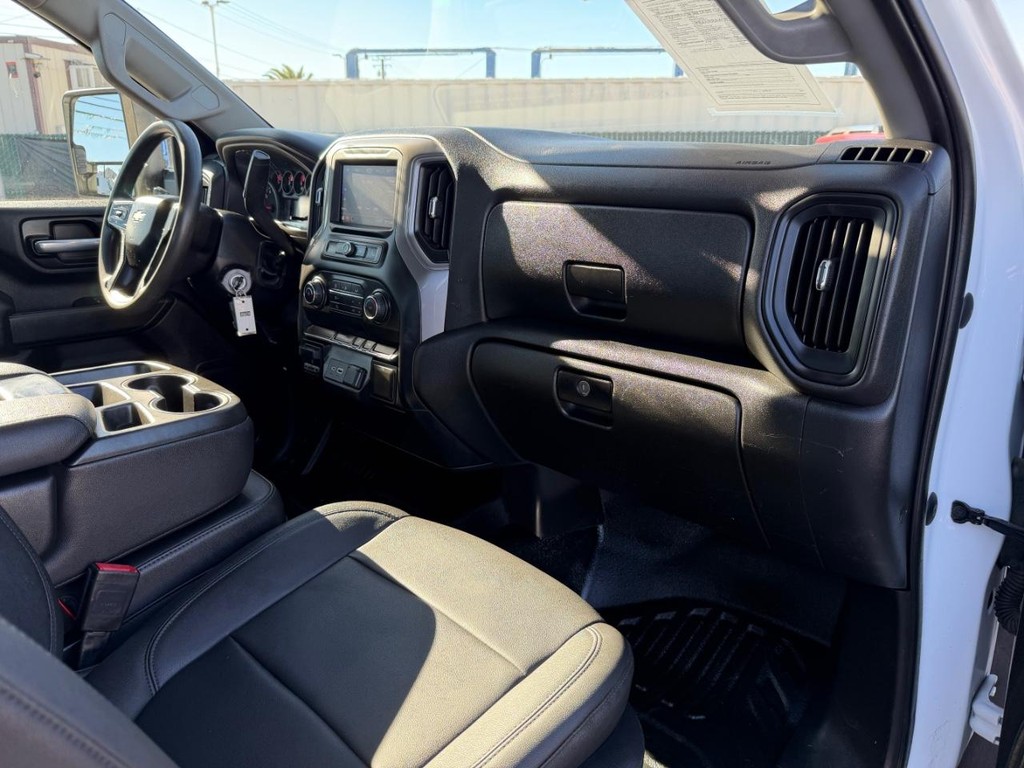 Chevrolet Silverado 2500HD Vehicle Full-screen Gallery Image 37