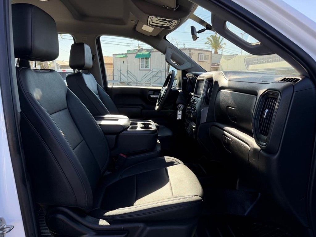 Chevrolet Silverado 2500HD Vehicle Full-screen Gallery Image 38