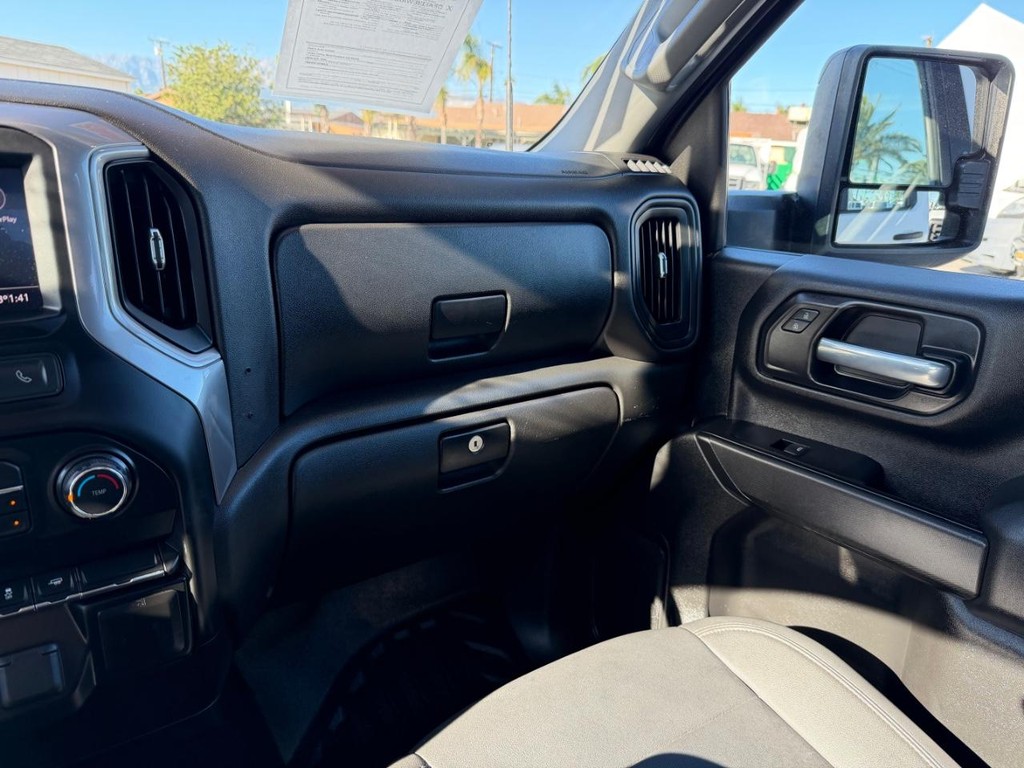 Chevrolet Silverado 2500HD Vehicle Full-screen Gallery Image 43