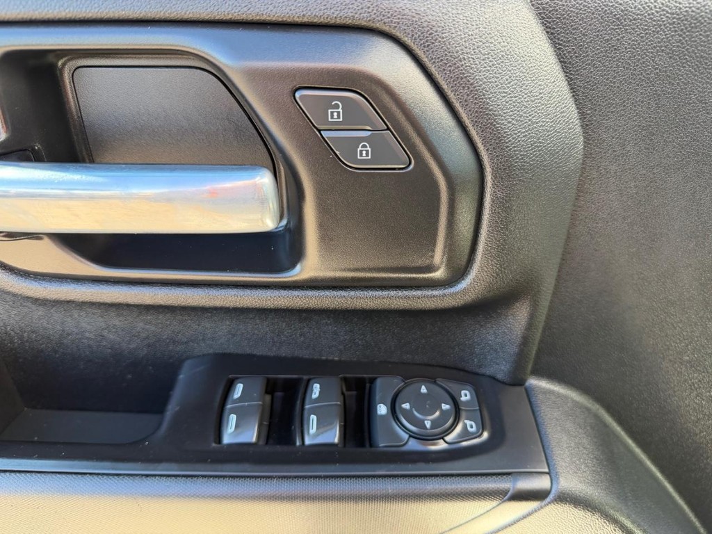 Chevrolet Silverado 2500HD Vehicle Full-screen Gallery Image 47