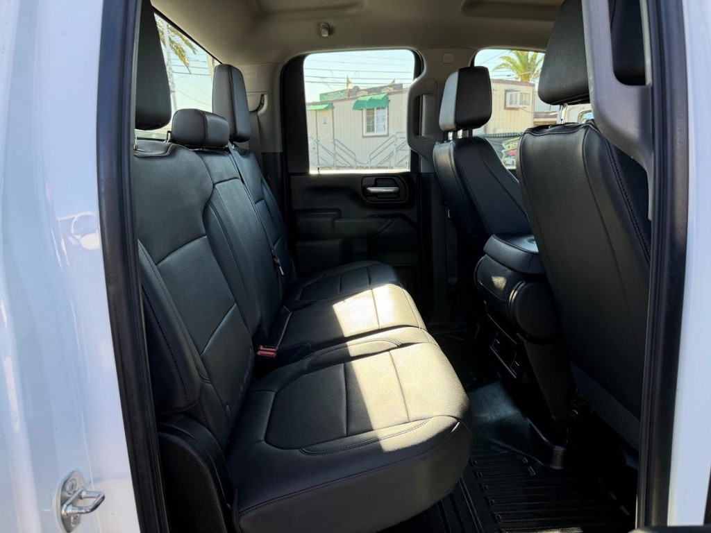 Chevrolet Silverado 2500HD Vehicle Full-screen Gallery Image 56