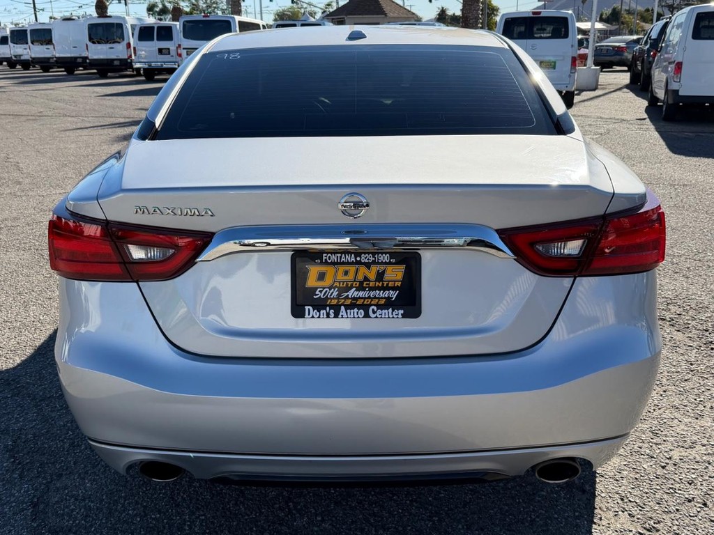 Nissan Maxima Vehicle Full-screen Gallery Image 08